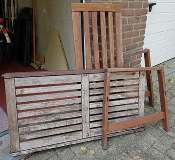 Oud houten bankje beschikbaar voor biedingen