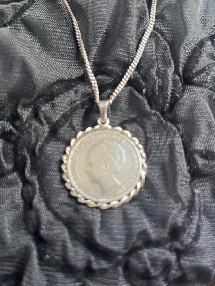 Zilveren ketting met Wilhelmina munt hanger, Antiek en Kunst, Antiek | Goud en Zilver, Zilver, Ophalen of Verzenden