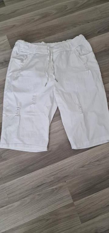 51)Te koop nieuwe witte bermuda 1maat ongv.40/44 beschikbaar voor biedingen