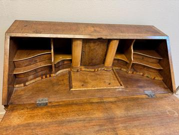 Antiek secretaire bureau beschikbaar voor biedingen