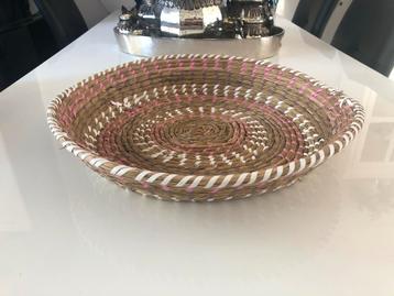 Rieten Mand met Witte en Roze Accenten, ibiza style beschikbaar voor biedingen