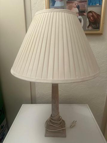 Mooie Tafellamp met Stoffen Kap beschikbaar voor biedingen