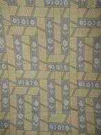 Nieuwe vintage lap stof lichtgrijze vlakken, witte bloemen, Hobby en Vrije tijd, Geel, Nieuw, Ophalen of Verzenden, 30 tot 120 cm