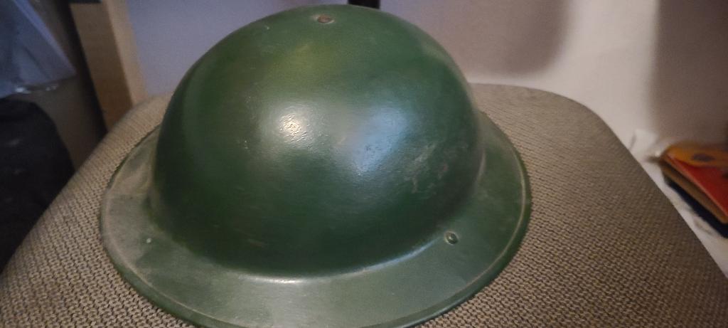 Brodie helm staalhelm WO2? canadees of brits?, Verzamelen, Ophalen of Verzenden, Landmacht, Engeland, Helm of Baret
