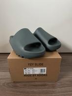 Yeezy slide slate marine 44 1/2, Nieuw, Slippers, Ophalen of Verzenden, Yeezy