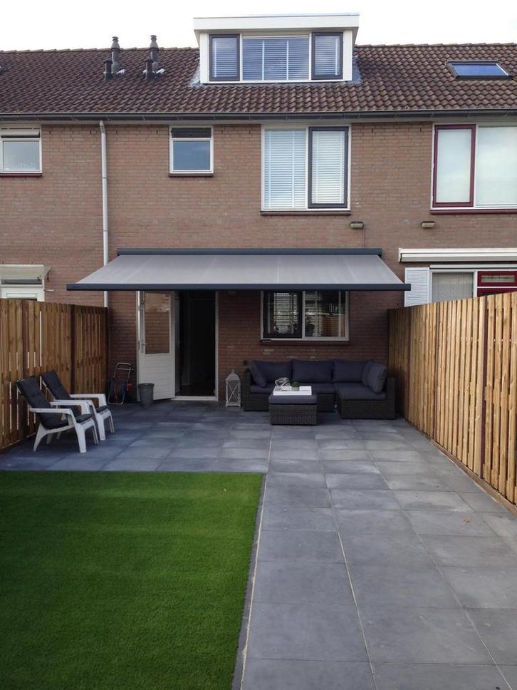 Zonnescherm elektrisch met grijs doek, Tuin en Terras, Zonneschermen, Gebruikt, Knikarmscherm, 300 cm of meer, 450 cm of meer