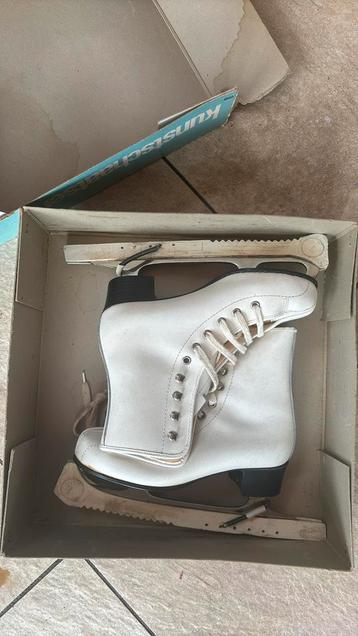 Noren schaatsen beschikbaar voor biedingen