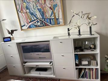 Tv kast met Philippe Starck knopjes beschikbaar voor biedingen