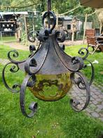 Antieke smeedijzeren hanglamp met origineel geel glas., Huis en Inrichting, Lampen | Kroonluchters, Ophalen of Verzenden, Zo goed als nieuw