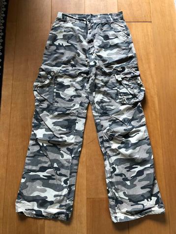 Broek in camouflagekleuren (maat 170) beschikbaar voor biedingen