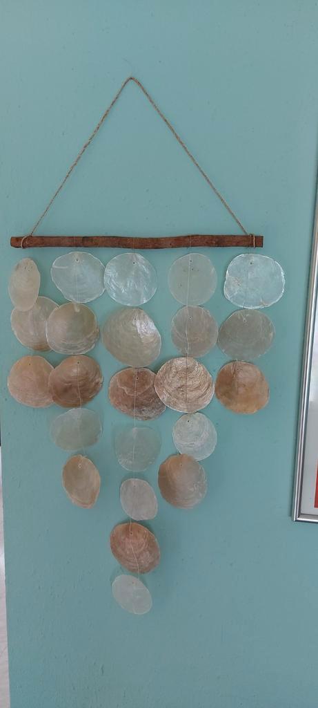 Capiz schelpen hanger aan stok ( nieuw ), Huis en Inrichting, Woonaccessoires | Wanddecoraties, Nieuw, Ophalen