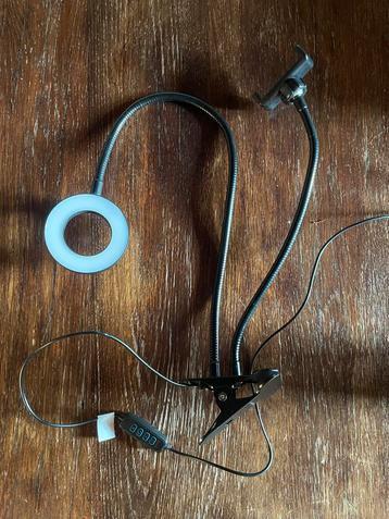 Ringlamp met telefoonhouder beschikbaar voor biedingen