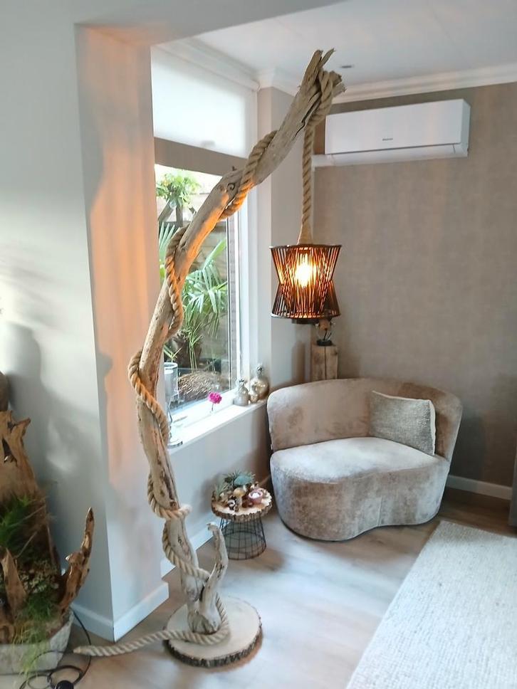 Landelijke staande vloerlamp van boomstam drijfhout, Huis en Inrichting, Lampen | Vloerlampen, Nieuw, 200 cm of meer, Hout, Ophalen