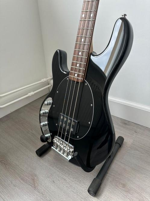 Linkshandige Sterling Stingray actieve basgitaar, Muziek en Instrumenten, Snaarinstrumenten | Gitaren | Bas, Zo goed als nieuw