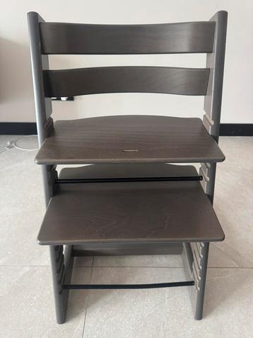 Stokke Tripp Trapp kinderstoel (taupe) + tafelblad White beschikbaar voor biedingen