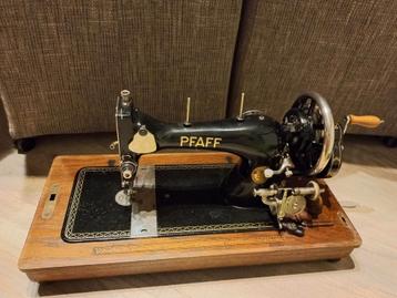 Vintage Pfaff handnaaimachine met afdekkap beschikbaar voor biedingen