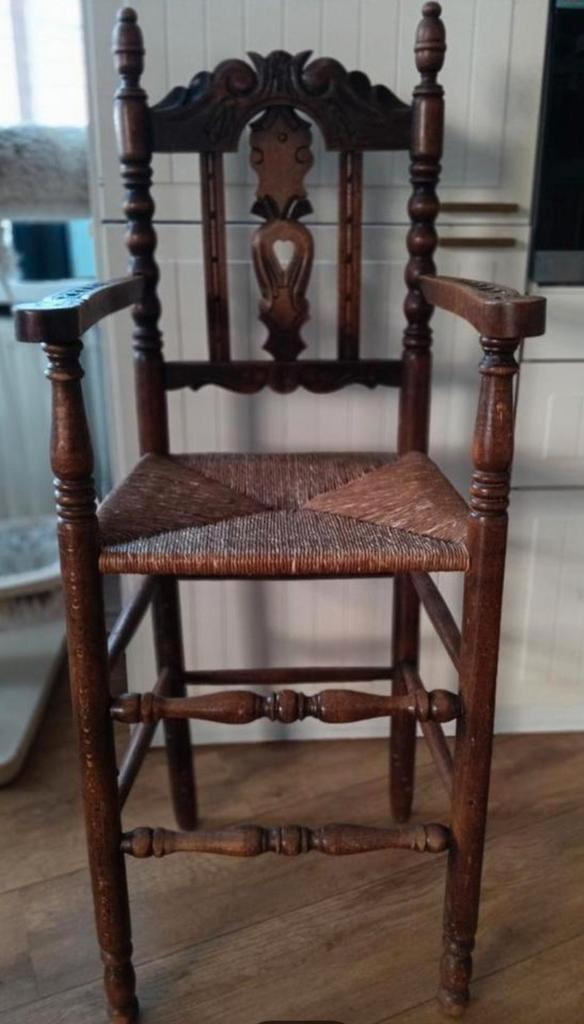 Antieke Eiken hoge Kinderstoel met Biezen Zitting, Antiek en Kunst, Antiek | Meubels | Stoelen en Banken, Ophalen