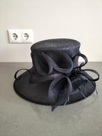 Grote Donkerblauwe Dameshoed – Veertjes & Strik met Kelken, Kleding | Dames, Hoeden en Petten, Ophalen of Verzenden, Zo goed als nieuw