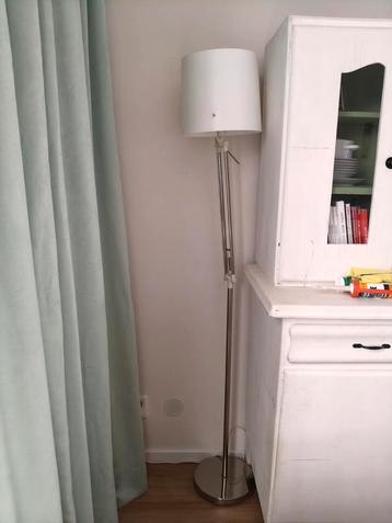 Elegante Staande Lamp met Verstelbare Arm beschikbaar voor biedingen