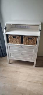 Zeer nette Sundvik commode wit + 2 stuks rieten manden ZGAN!, Ophalen, 50 tot 70 cm, Zo goed als nieuw, 75 tot 100 cm