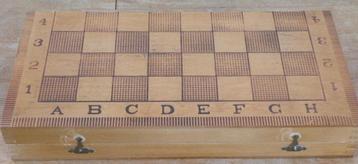 Schaakspel / backgammon in houten kist.    beschikbaar voor biedingen