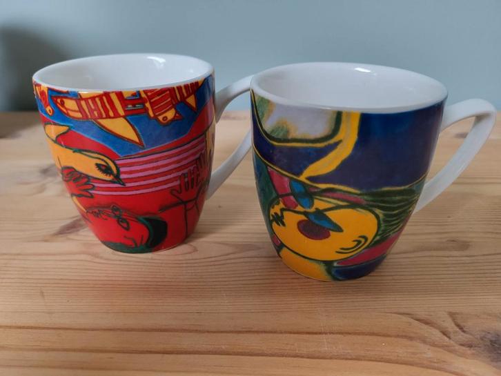 Twee corneille kopjes, Huis en Inrichting, Keuken | Servies, Gebruikt, Kop(pen) en/of Schotel(s), Overige stijlen, Keramiek, Ophalen of Verzenden