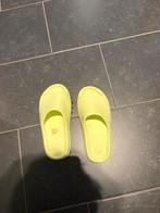 Gele yeezy slides, Ophalen of Verzenden, Zo goed als nieuw, Jongetje of Meisje, Schoentjes