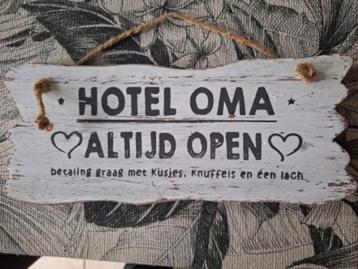 WANDBORDJE Hotel OMA, z.g.a.n., wit, hout beschikbaar voor biedingen