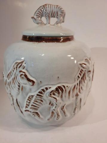 witte dekselpot Mobach met zebra decoratie in reliëf vaas beschikbaar voor biedingen