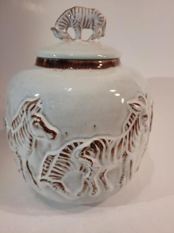 witte dekselpot Mobach met zebra decoratie in reliëf vaas, Antiek en Kunst, Antiek | Keramiek en Aardewerk, Ophalen of Verzenden