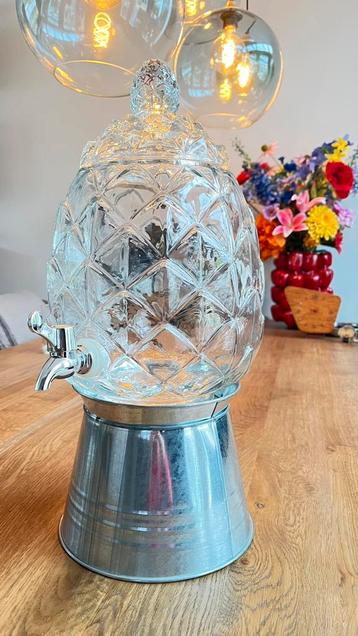 Leuke glazen drankdispenser beschikbaar voor biedingen