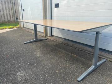 Bureau verstelbaar beschikbaar voor biedingen