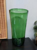 Vintage glazen hoge groene Vaas – Flesgroen, Huis en Inrichting, Gebruikt, ., Ophalen of Verzenden, Glas