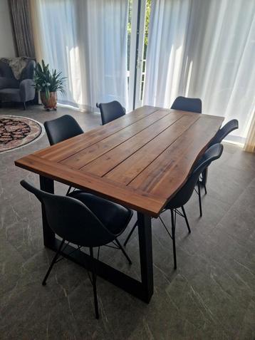 Eettafel voor 6 personen beschikbaar voor biedingen