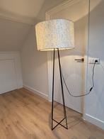 Vloerlamp; zwart gietijzer statief; handgemaakte kap, Huis en Inrichting, Lampen | Vloerlampen, Ophalen, Zo goed als nieuw, 150 tot 200 cm
