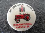 Mc Cormick Boeke oldtimertractoren speld, International Harv, Verzamelen, Verzenden, Gebruikt, Merk, Speldje of Pin