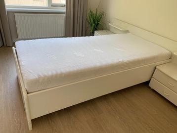 eenpersoons bed met nachtkastjes beschikbaar voor biedingen