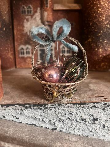 Antieke oude kerst kerstversiering bloemenmand mandje ballen beschikbaar voor biedingen