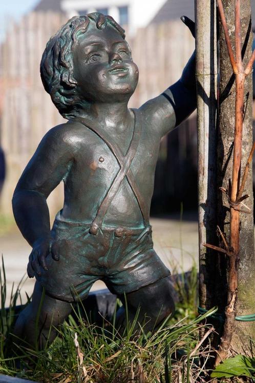Bronzen beeld – Klimmend jongetje 'Lasse' (41 cm), Tuin en Terras, Tuinbeelden, Zo goed als nieuw, Mensenbeeld, Metaal, Ophalen of Verzenden