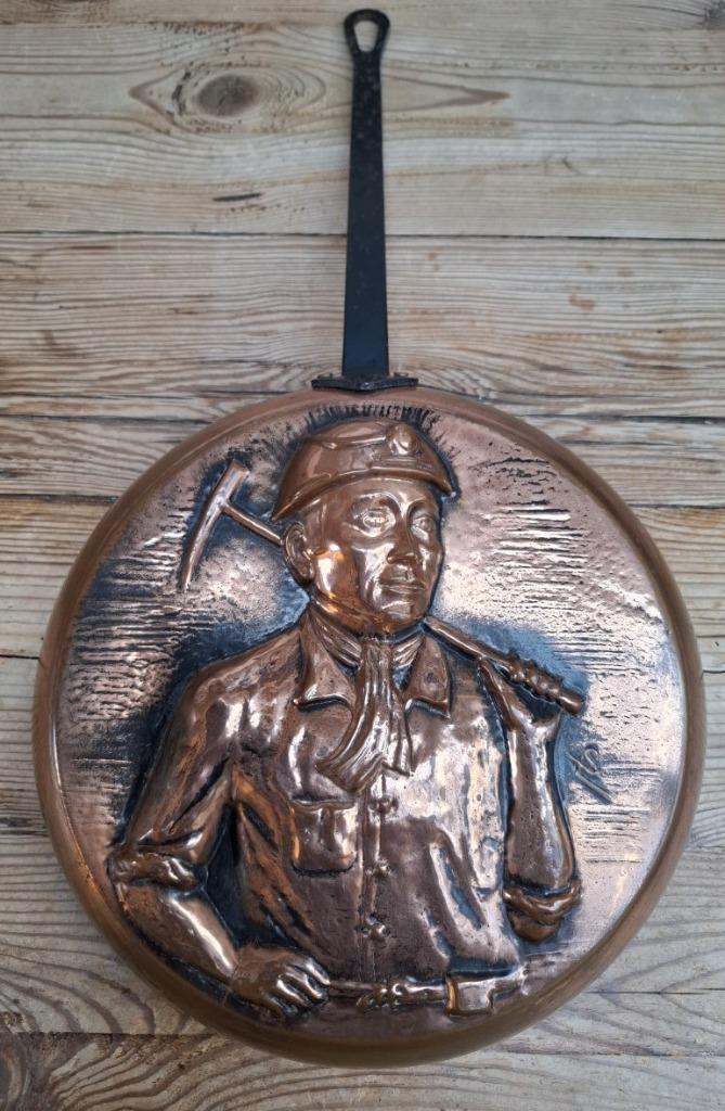 Grote koperen sierpan met mijnwerker, Antiek en Kunst, Curiosa en Brocante, Ophalen of Verzenden