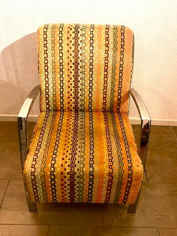 Stoel met felle bekleding beschikbaar voor biedingen