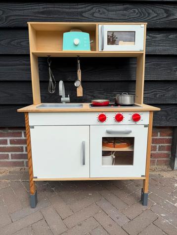 Speelkeuken van Ikea met veel accessoires beschikbaar voor biedingen