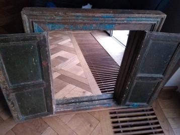 Decoratieve oosterse houten spiegel uit India, met luiken/ d beschikbaar voor biedingen
