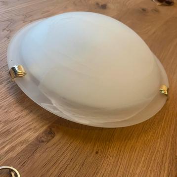 Plaffoniere  29 cm, melkglas wit met goudkleurige accenten beschikbaar voor biedingen