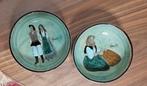 Twee decoratieve borden met handgeschilderde figuren, Antiek en Kunst, Antiek | Wandborden en Tegels, Ophalen of Verzenden