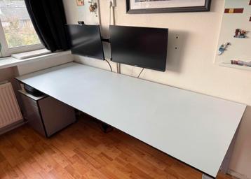 Professioneel Ahrend bureau 2.20m x 80 cm met ladeblok.