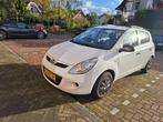 Hyundai i20 1.2 5-DRS 2010 Wit, Auto's, Voorwielaandrijving, 450 kg, 4 cilinders, Wit