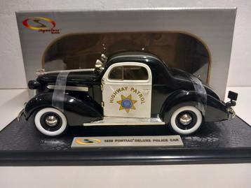 Pontiac De Luxe Highway Patrol Police car Signature 1:18 KRD beschikbaar voor biedingen