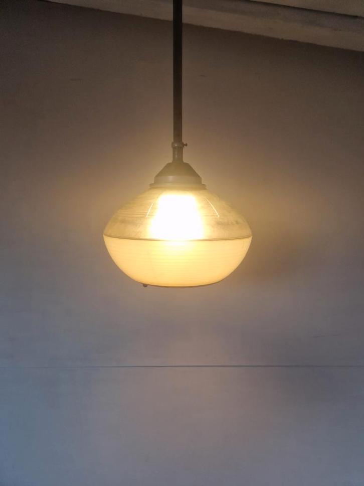 Holophane lamp art deco frankrijk., Huis en Inrichting, Lampen | Hanglampen, Gebruikt, Glas, Metaal, Ophalen of Verzenden