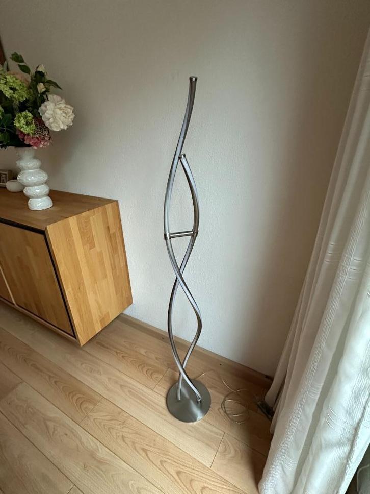 Smart vloerlamp Q-Malina Paul Neuhaus, Huis en Inrichting, Lampen | Vloerlampen, Gebruikt, 100 tot 150 cm, Metaal, Ophalen